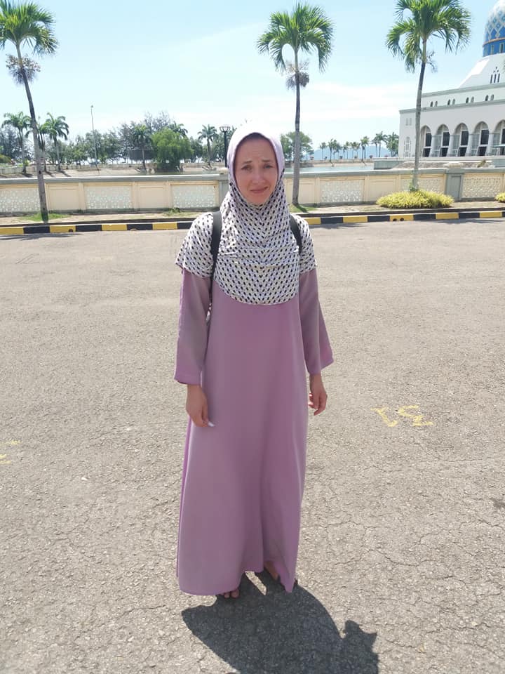 Joanna not feeling entirely comfortable at Masjid Bandaraya Kota Kinabalu