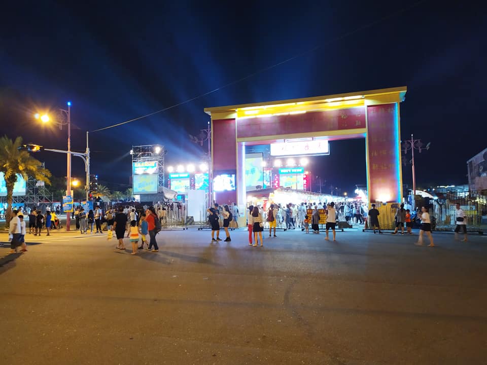 Dongdamen night market entrance