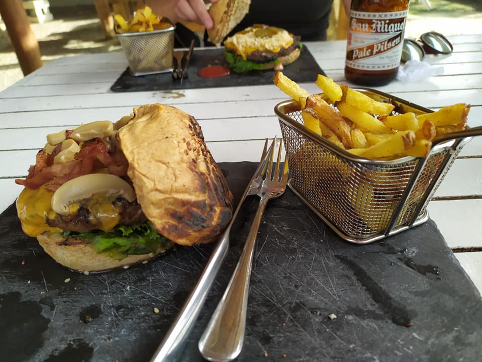 Reef Cafe burger, Port Barton